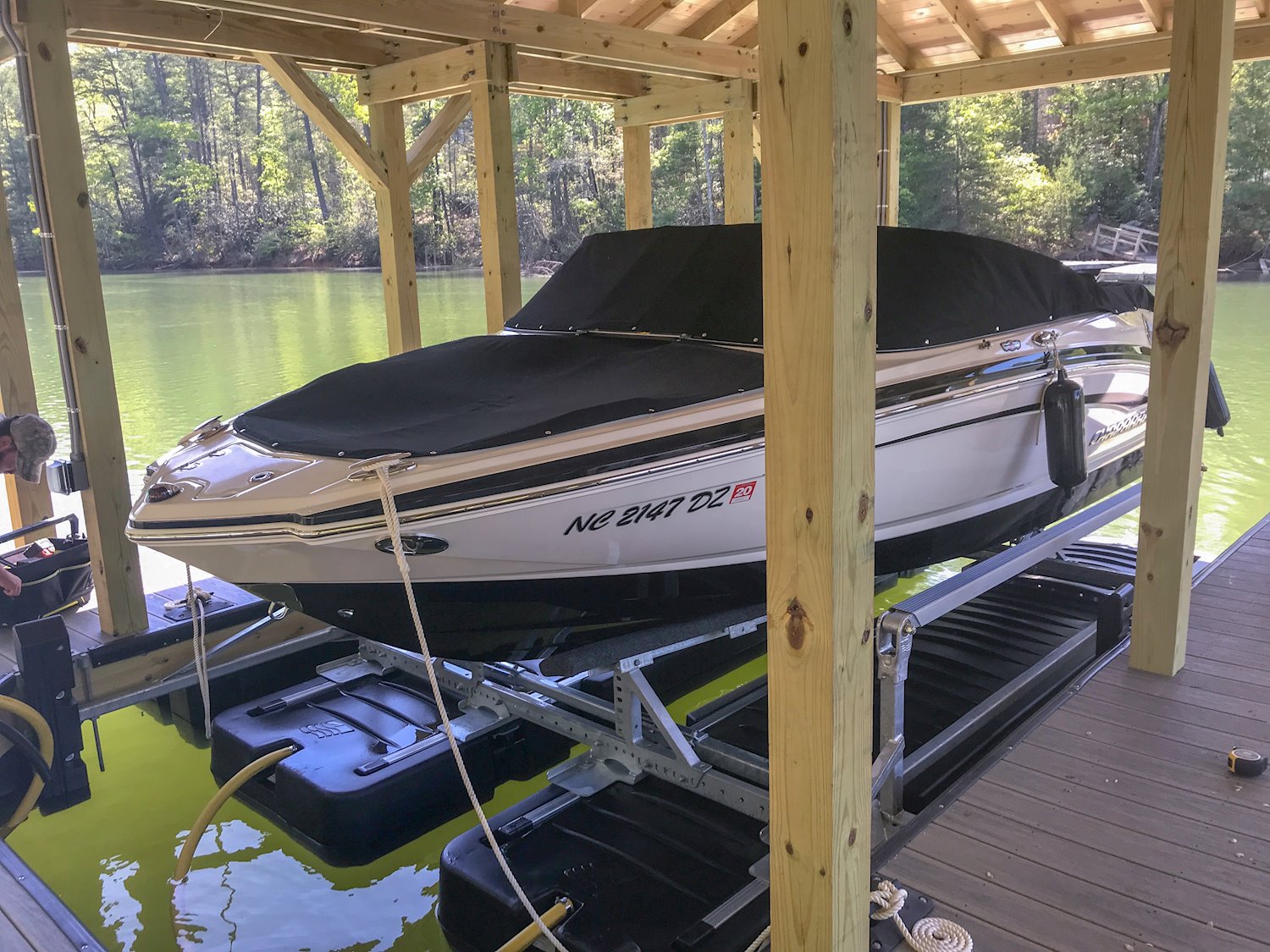 shallow-water-boat-lift-find-shallow-water-pontoon-boat-lifts-hydrohoist