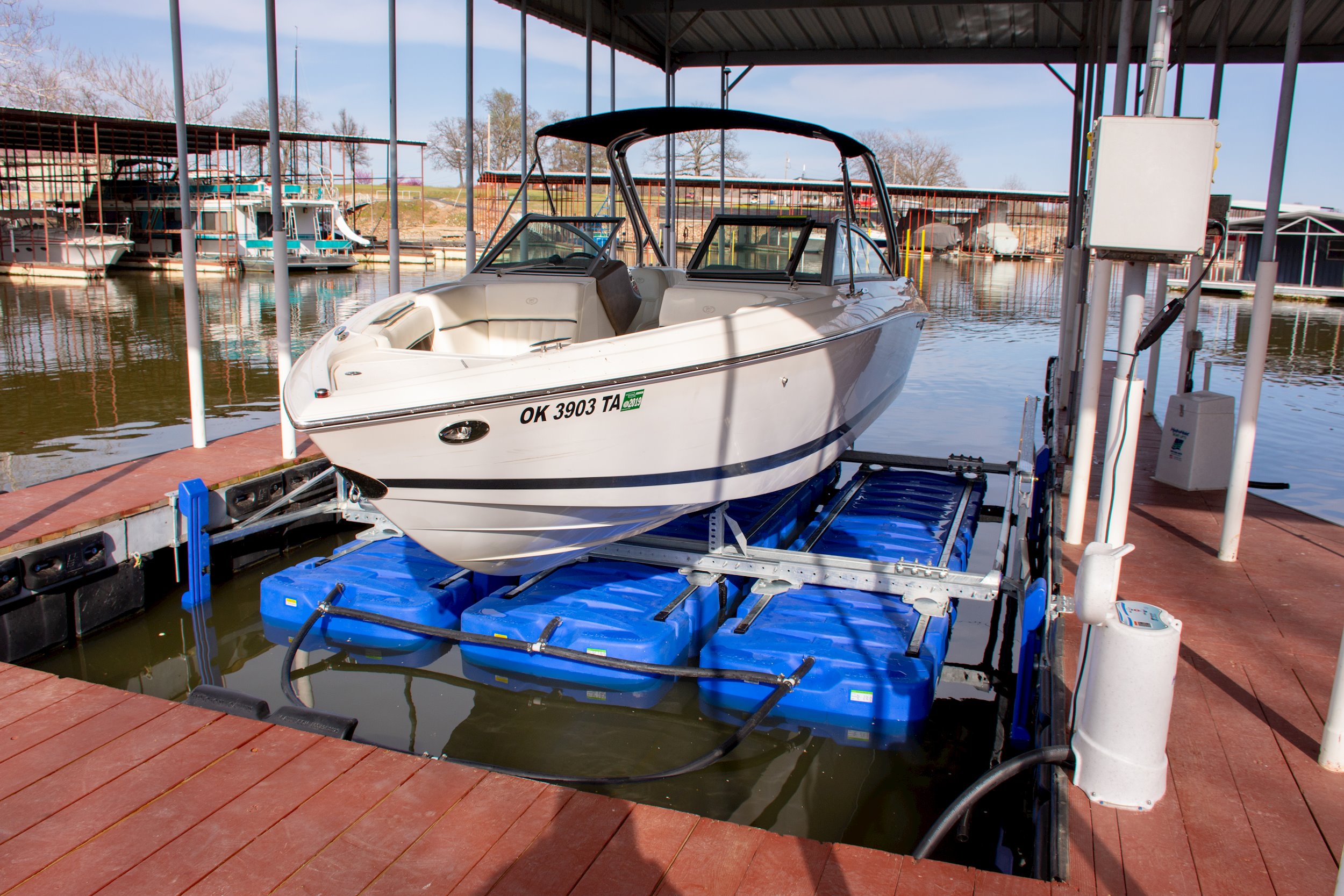 shallow-water-boat-lift-find-shallow-water-pontoon-boat-lifts-hydrohoist