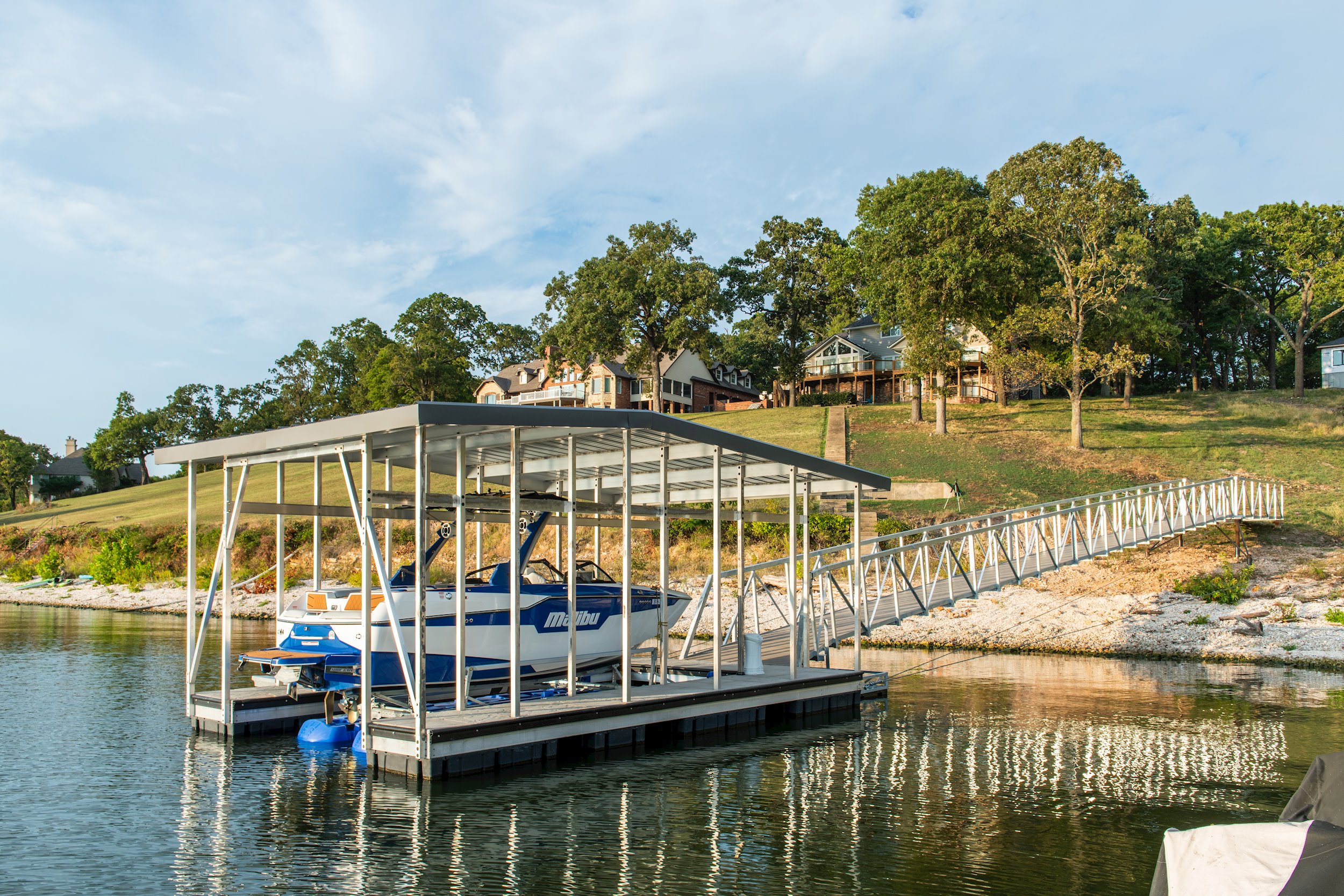 drive-on-boat-life-how-to-drive-your-boat-onto-a-lift-hydrohoist